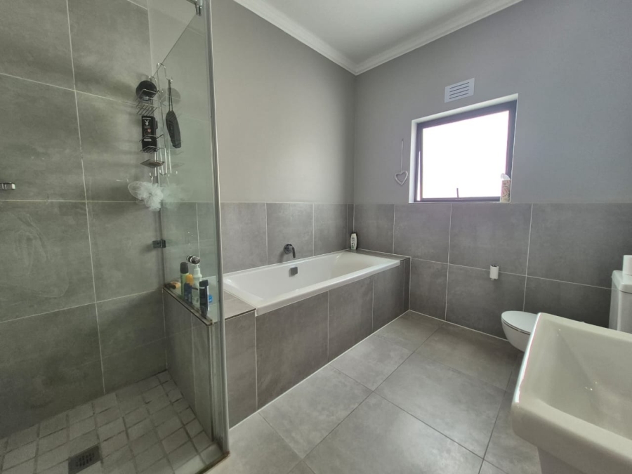 3 Bedroom Property for Sale in Sunningdale Western Cape